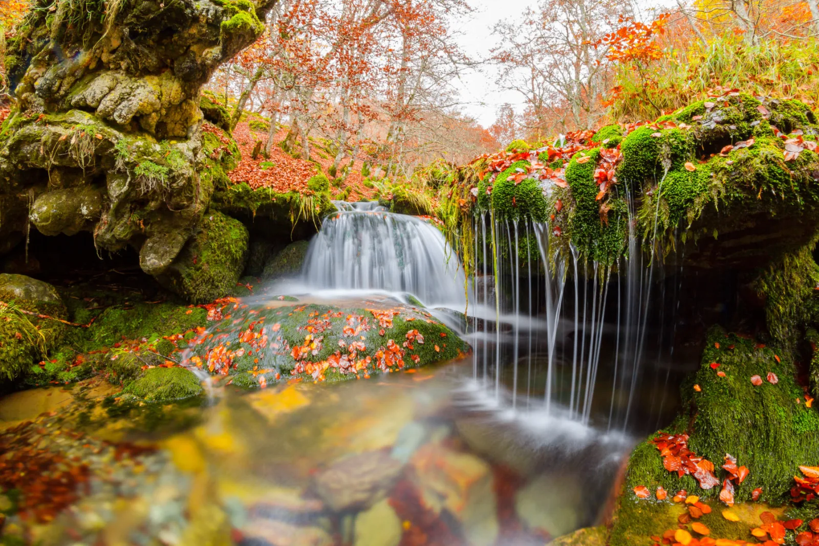 Cascada de seda en el corazón del otoño — Fotos de León