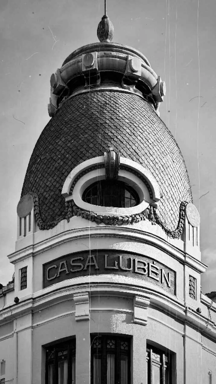 Casa Luben, Elegancia Urbana en Ordoño — Fotografía de autor por Fotos de León