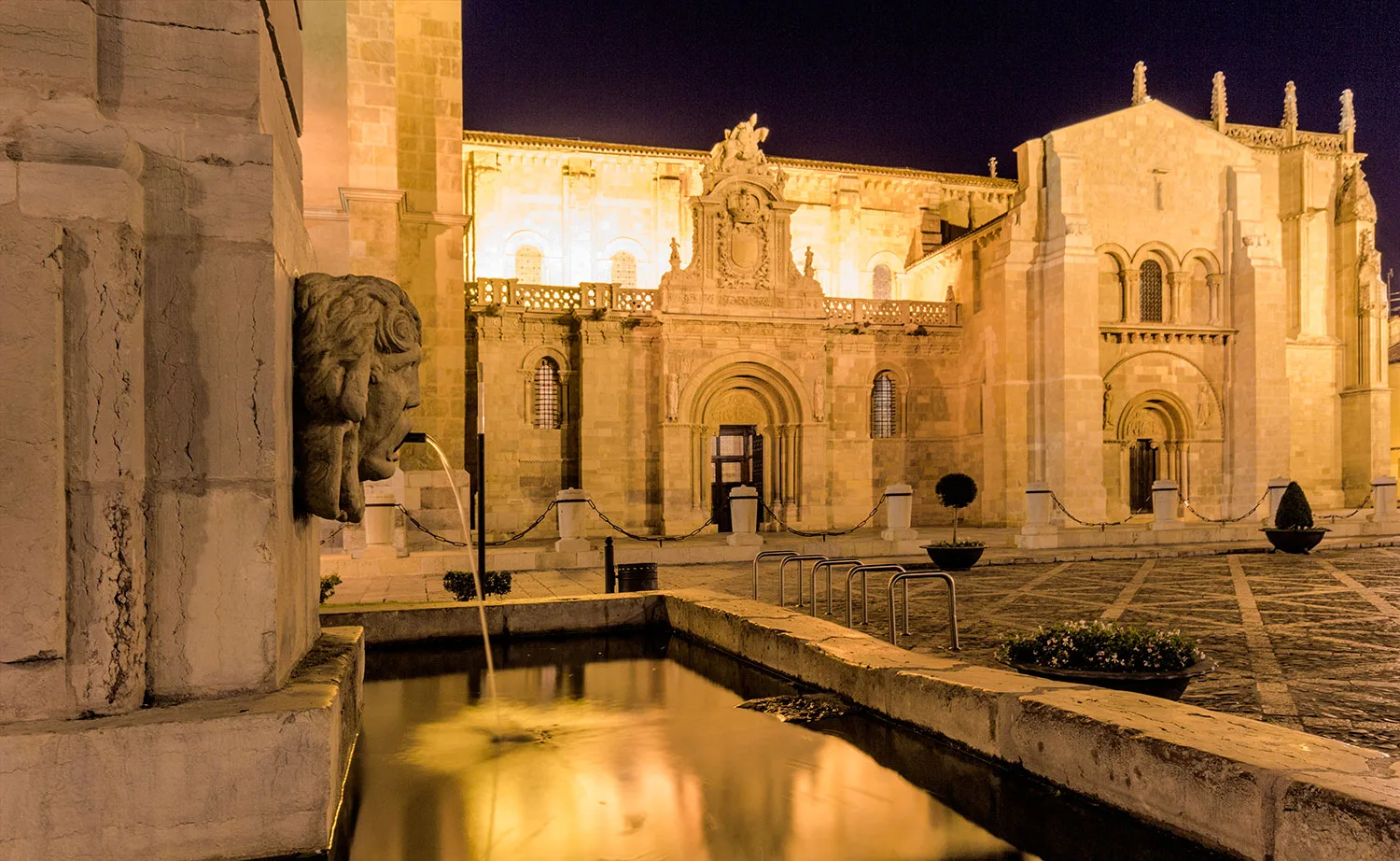 San Isidoro, guardián dorado de la noche — Fotos de León