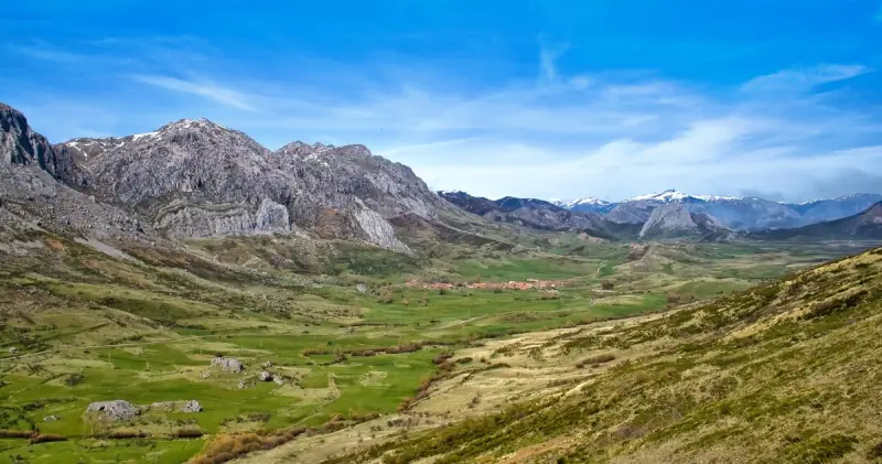 Majestad Silenciosa del Valle de Arbas — Fotos de León