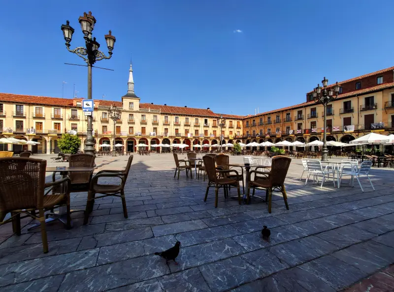 Plaza Mayor, soledad de verano — Fotos de León