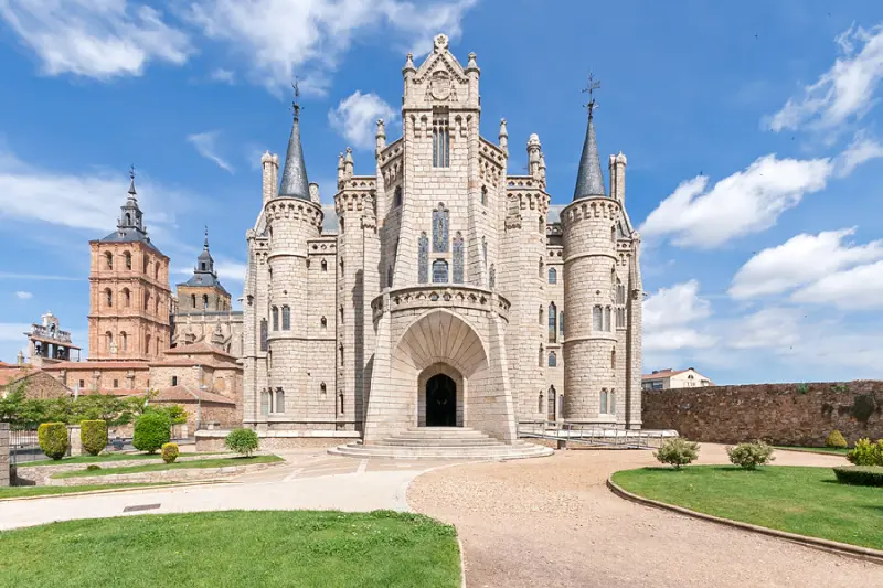 El Palacio de Gaudí bajo el sol leonés — Fotos de León