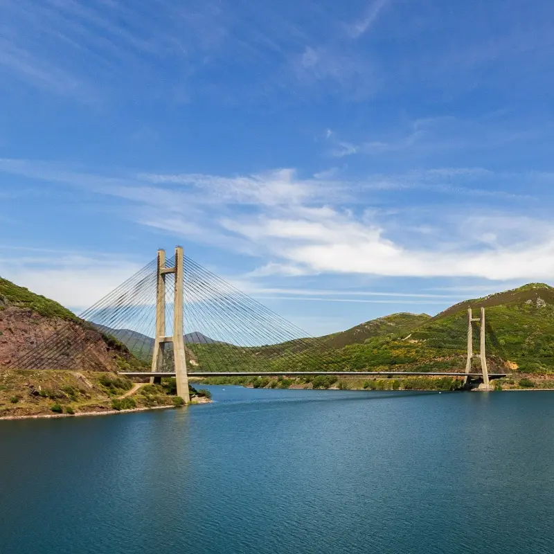 Puente Carlos Fernández Casado: Lazo sobre el Agua — Fotos de León