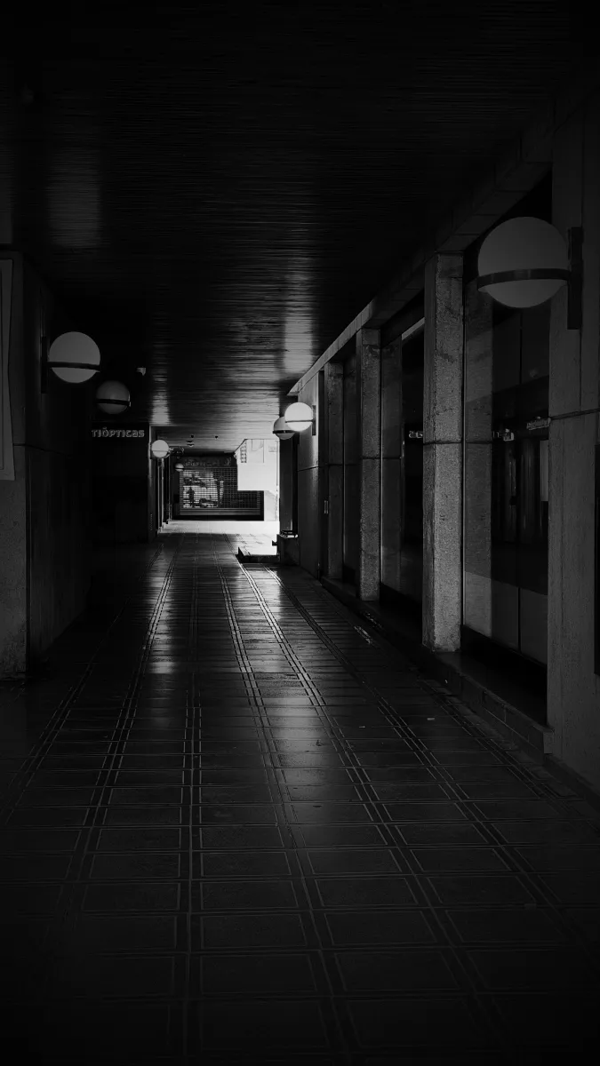 Un callejón oscuro de la cuidad — Fotos de León